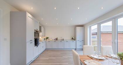 Stunning Four Bed Home | Free Parking and Wi-Fi