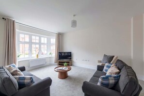 TV - Bright Four Bed Home | Free Parking & Wi-Fi (Castle Donington)