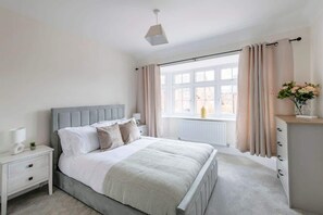 4 bedrooms, iron/ironing board, free WiFi, bed sheets - Bright Four Bed Home | Free Parking & Wi-Fi (Castle Donington)