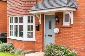 Exterior detail - Bright Four Bed Home | Free Parking & Wi-Fi (Castle Donington)