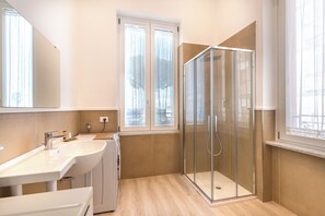 Douche, sèche-cheveux, bidet, serviettes fournies