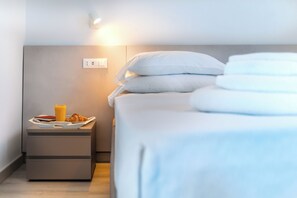 2 chambres, coffres-forts dans les chambres, fer et planche à repasser