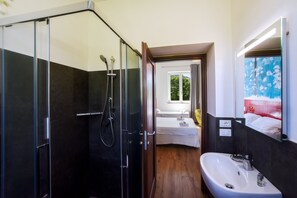 Comfort driepersoonskamer | Badkamer | Een bidet