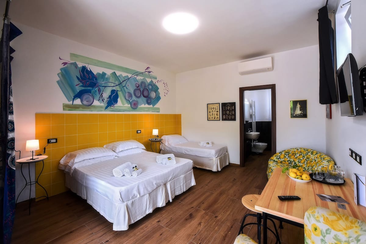 Quarto quádruplo | Frigobar, Wi-Fi de cortesia, roupa de cama