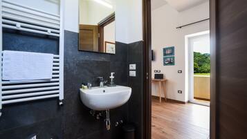 Comfort Triple Room | Bathroom