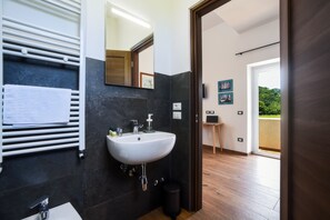 Comfort Triple Room | Bathroom