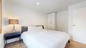 3 bedrooms, free WiFi, bed sheets - Updated 2-Story Home, Great Views, Steam Shower & Washer/Dryer, Near Village (Mammoth Lakes)