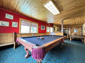 Game room - Updated 2-Story Home, Great Views, Steam Shower & Washer/Dryer, Near Village (Mammoth Lakes)