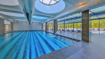 7 piscines couvertes, piscine extérieure (ouverte en saison)