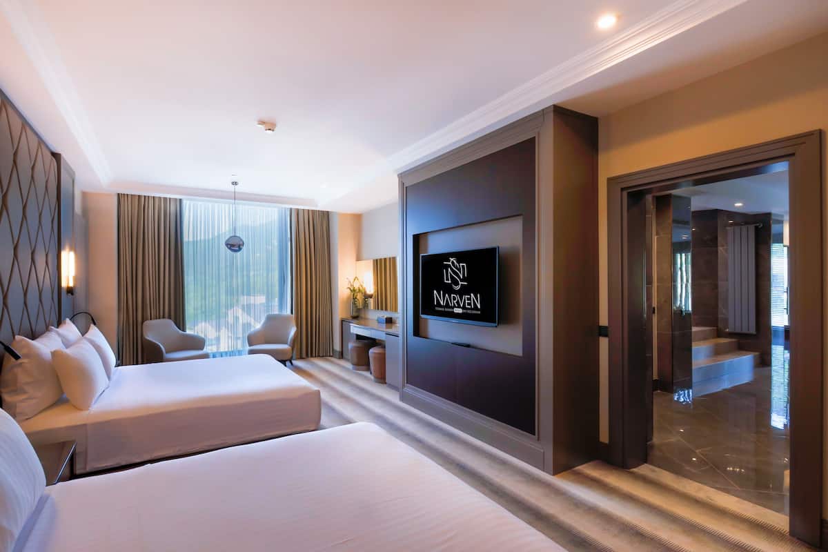 Suite exclusiva, varias camas, sauna | Ropa de cama de alta calidad, minibar, caja fuerte y escritorio