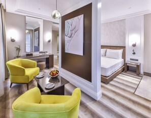 Deluxe Double Room, 1 King Bed, Hot Tub | Living area