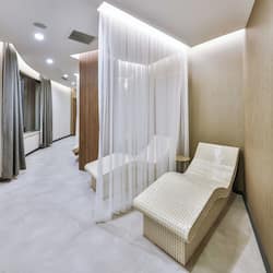 Couples treatment room(s), sauna, hot tub, steam room