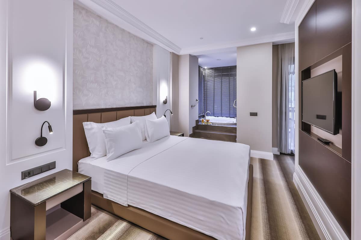 Habitación Deluxe doble, 1 cama de matrimonio grande, bañera de hidromasaje | Ropa de cama de alta calidad, minibar, caja fuerte y escritorio
