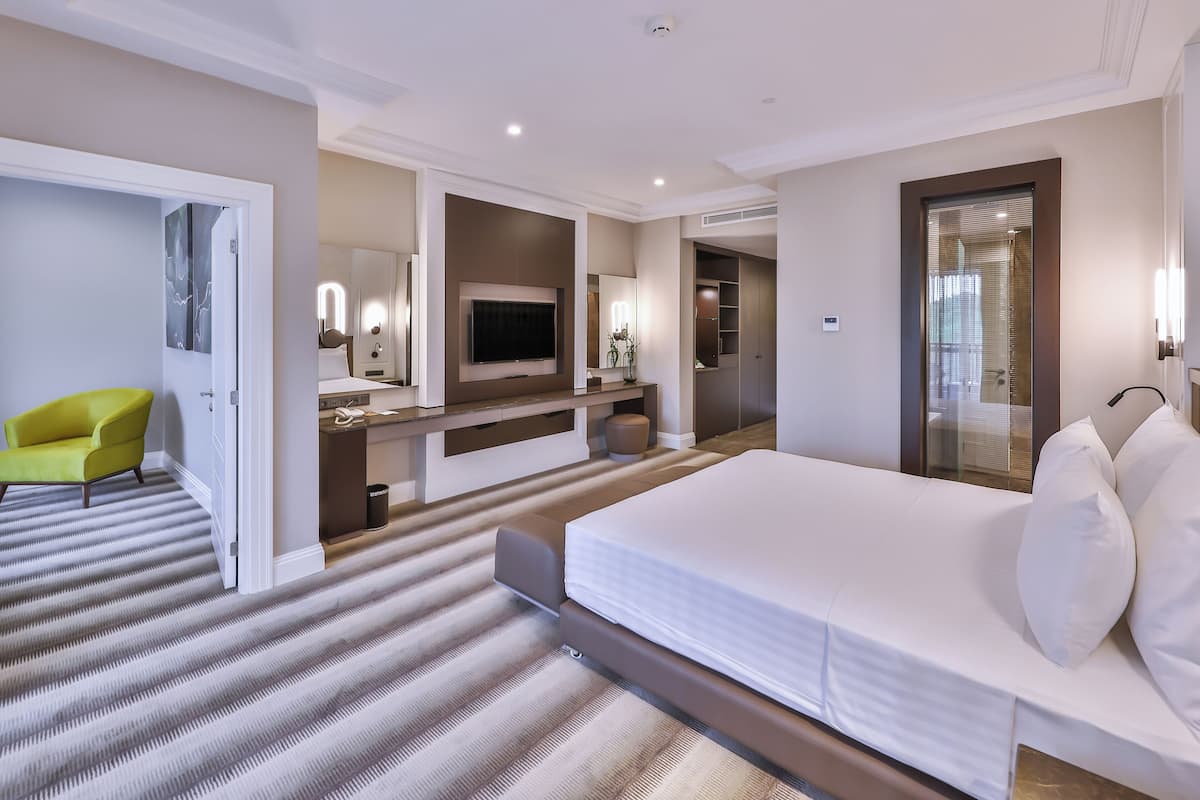 Suite Deluxe, vistas a la montaña | Ropa de cama de alta calidad, minibar, caja fuerte y escritorio