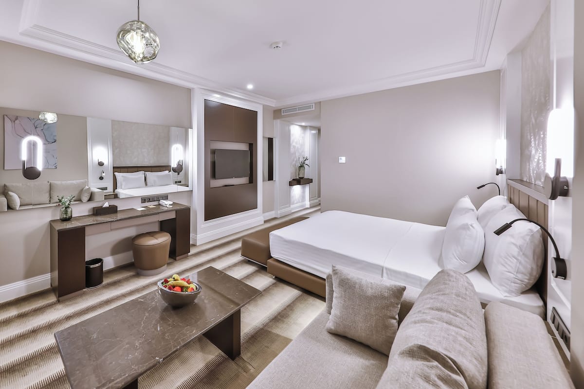 Habitación Deluxe doble, vistas a la montaña | Ropa de cama de alta calidad, minibar, caja fuerte y escritorio