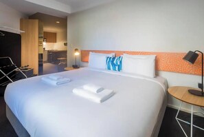 1 chambre, fer et planche à repasser, draps fournis