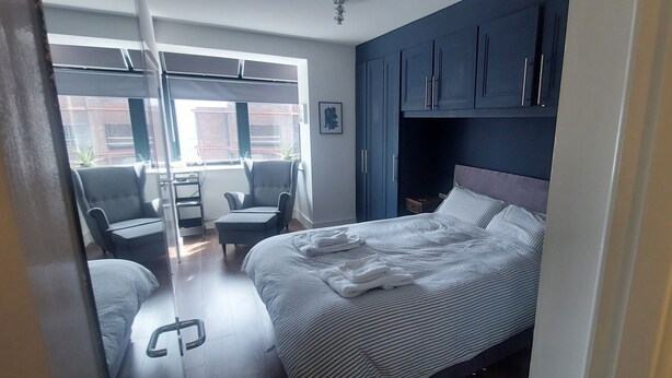 A bedroom with a bed, a chair, a desk, and a window. - Stylish, Comfy 1BD with Cathedral Neighbour (Dublin)