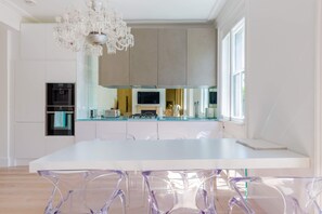 Refrigerador, horno, placa de cocina, cafetera/tetera