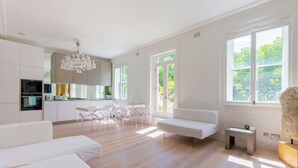 Interior - Elegant 1BR Flat w/ Balcony by Hyde Park (Greater London)