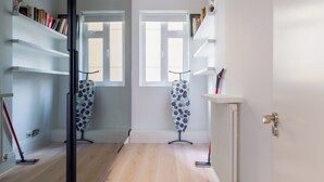 Interior - Elegant 1BR Flat w/ Balcony by Hyde Park (Greater London)