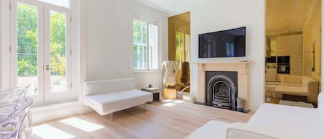 1 slaapkamer, een bureau, een strijkplank/strijkijzer, wifi