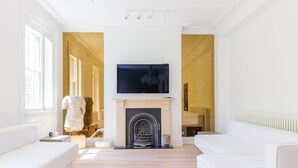 Living area - Elegant 1BR Flat w/ Balcony by Hyde Park (Greater London)