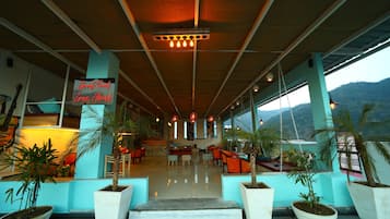 Breakfast, lunch and dinner served