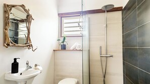 Toallas, jabón, papel de baño 