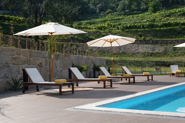 Piscine extérieure (ouverte en saison), parasols de plage