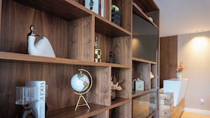 A wooden bookshelf with various decorative items and books. - Quinta de Reis (Ponte da Barca)