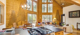 Cle Elum Cabin w/ Hot Tub, 4 Grills & Game Room!