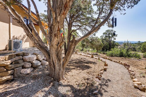 Modern Colorado Retreat: Hike, Ski & Golf!