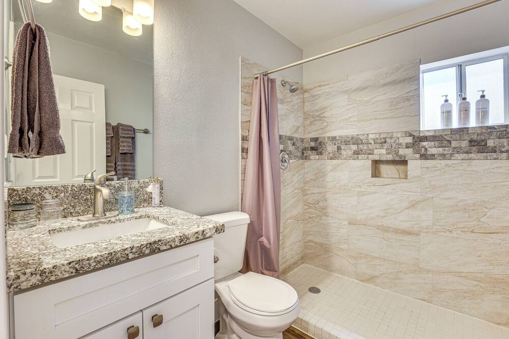 Dog-friendly North Las Vegas Home ~ 9 Mi to Strip! - Whitney, NV