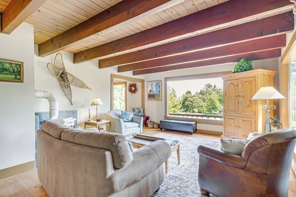 House (3 Bedrooms) | Interior - Langley Forest Cabin w/ Grill < 2 Mi to Downtown! (Langley)