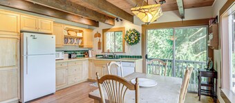 Langley Forest Cabin w/ Grill < 2 Mi to Downtown!