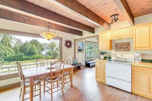 House (3 Bedrooms) | Interior - Langley Forest Cabin w/ Grill < 2 Mi to Downtown! (Langley)