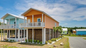 Une maison à deux étages dotée d’un balcon et d’un porche abrité.