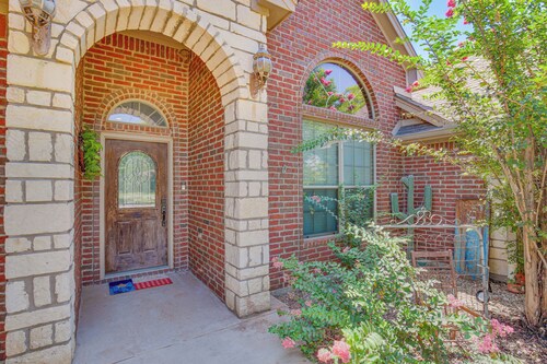 Sunny Stephenville Home w/ Pool: 4 Mi to Downtown