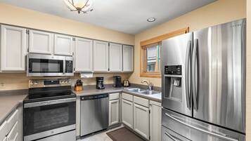 Fridge, microwave, stovetop, dishwasher