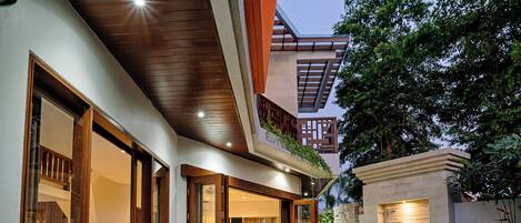 Colchones Select Comfort y caja de seguridad en la habitación