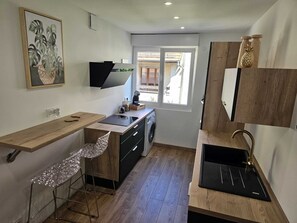 Een koelkast, een microgolfoven, een oven, een kookplaat