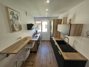 Een koelkast, een microgolfoven, een oven, een kookplaat