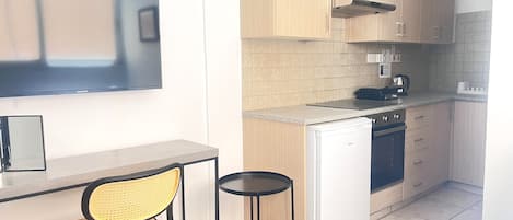 Luxury Studio, City View | Private kitchen