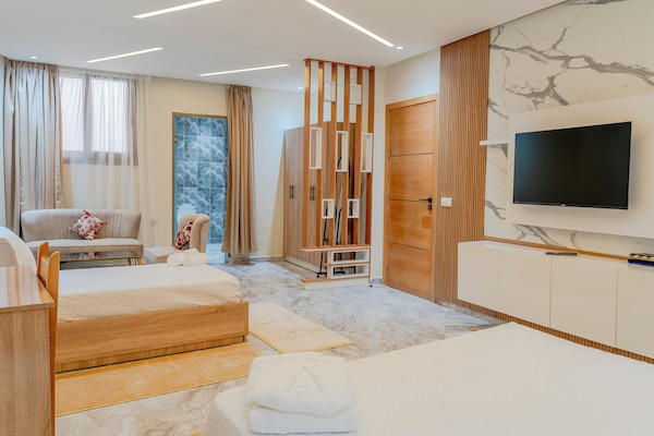 Desk, soundproofing, free WiFi