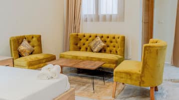 Business-Suite | 1 Schlafzimmer, Schreibtisch, schallisolierte Zimmer, kostenloses WLAN