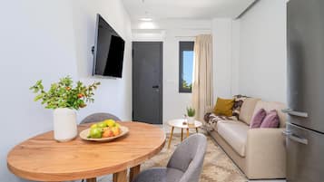 Apartamento clássico, cozinha | Opções para refeição no quarto