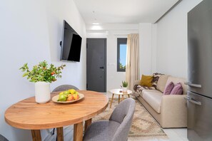 Apartamento clássico, cozinha | Opções para refeição no quarto