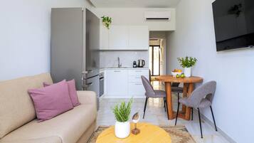 Apartamento clássico, cozinha | Cozinha privada | Geladeira grande, fogão, cooktop, máquina de café expresso