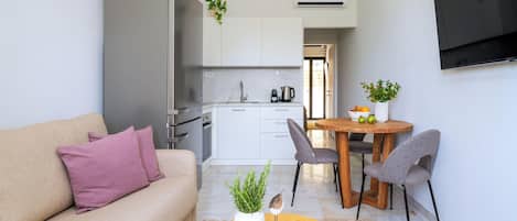 Departamento clásico, cocina | Cocina privada | Refrigerador con congelador, horno y parrilla de estufa