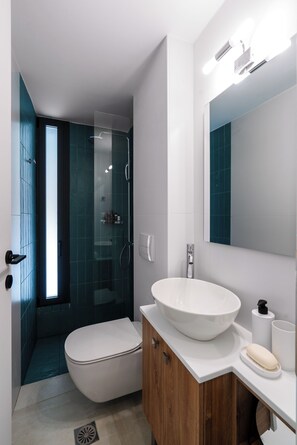 時尚公寓 | 浴室 | 淋浴設備、雨淋花灑、免費梳洗用品、風筒